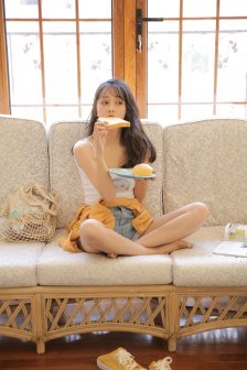 美女脱个精光露出奶胸的照片视频